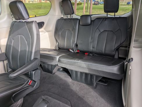Used 2019 Chrysler Pacifica Limited image 15