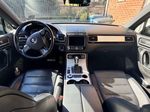 Used 2017 Volkswagen Touareg Wolfsburg Edition image 17