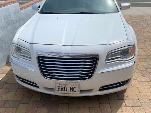 Used 2013 Chrysler 300 C image 9
