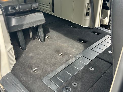 Used 2016 Chrysler Town & Country Touring-L image 10