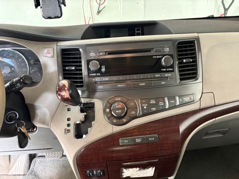 Used 2011 Toyota Sienna XLE w/ Entertainment Pkg FWD image 6