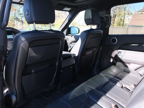 Used 2018 Land Rover Discovery SE image 4