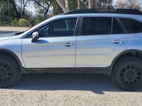 Used 2017 Subaru Outback 2.5i Limited image 4