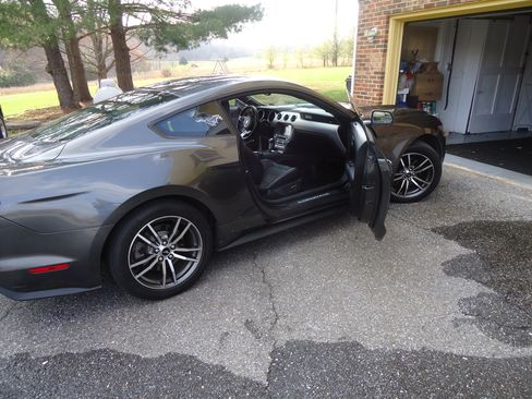 Used 2017 Ford Mustang Premium image 17