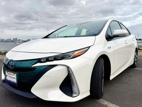 Used 2019 Toyota Prius Prime Premium w/ Carpet Mat Package FWD image 11