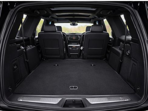 Used 2024 Cadillac Escalade ESV Premium Luxury w/ Performance Package image 8