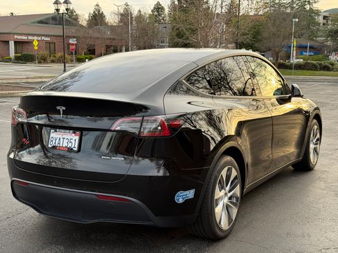 Used 2021 Tesla Model Y Long Range image 9