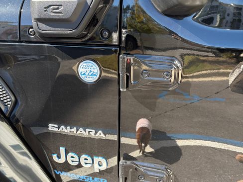 Used 2022 Jeep Wrangler Unlimited Sahara w/ Cold Weather Group image 12