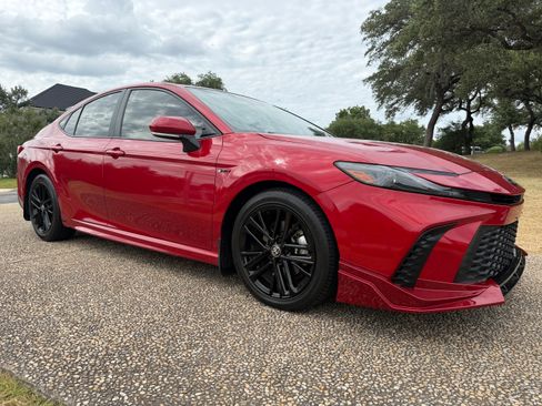 Used 2025 Toyota Camry SE FWD image 1