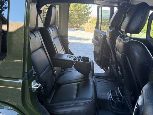 Used 2024 Jeep Wrangler Unlimited Sahara w/ Technology Group AWD/4WD image 9