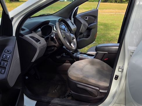 Used 2011 Hyundai Tucson GL image 13