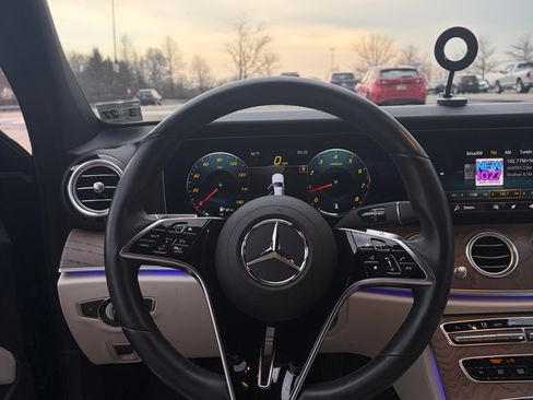 Used 2022 Mercedes-Benz E 350 4MATIC Sedan image 4