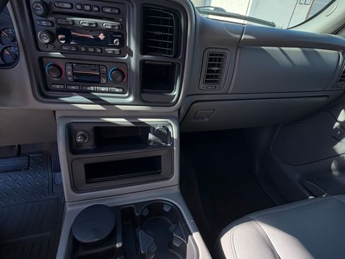 Used 2004 Chevrolet Silverado 2500 LT w/ Heavy-Duty Power Package image 12