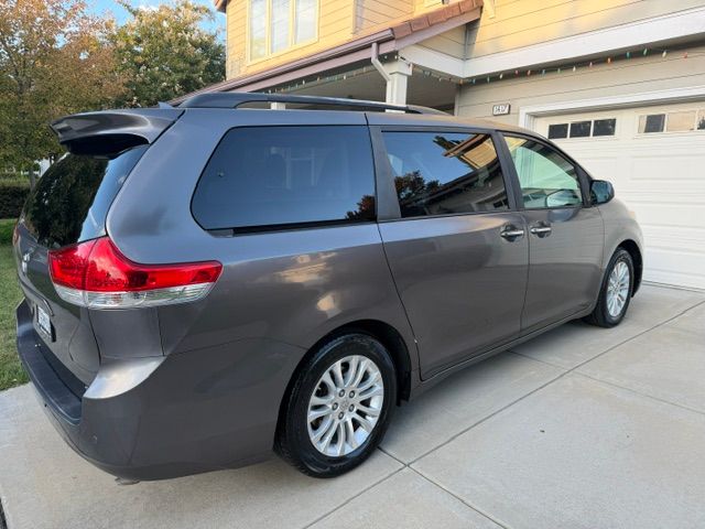 Used 2013 Toyota Sienna XLE w/ Premium Pkg FWD image 4