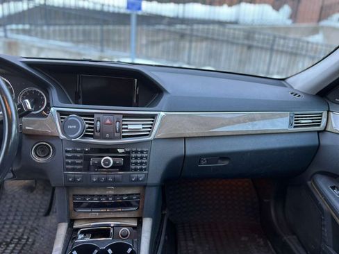 Used 2010 Mercedes-Benz E 550 4MATIC Sedan image 4