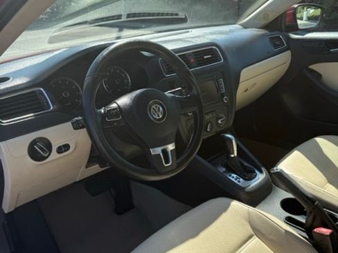 Used 2012 Volkswagen Jetta SE FWD image 4