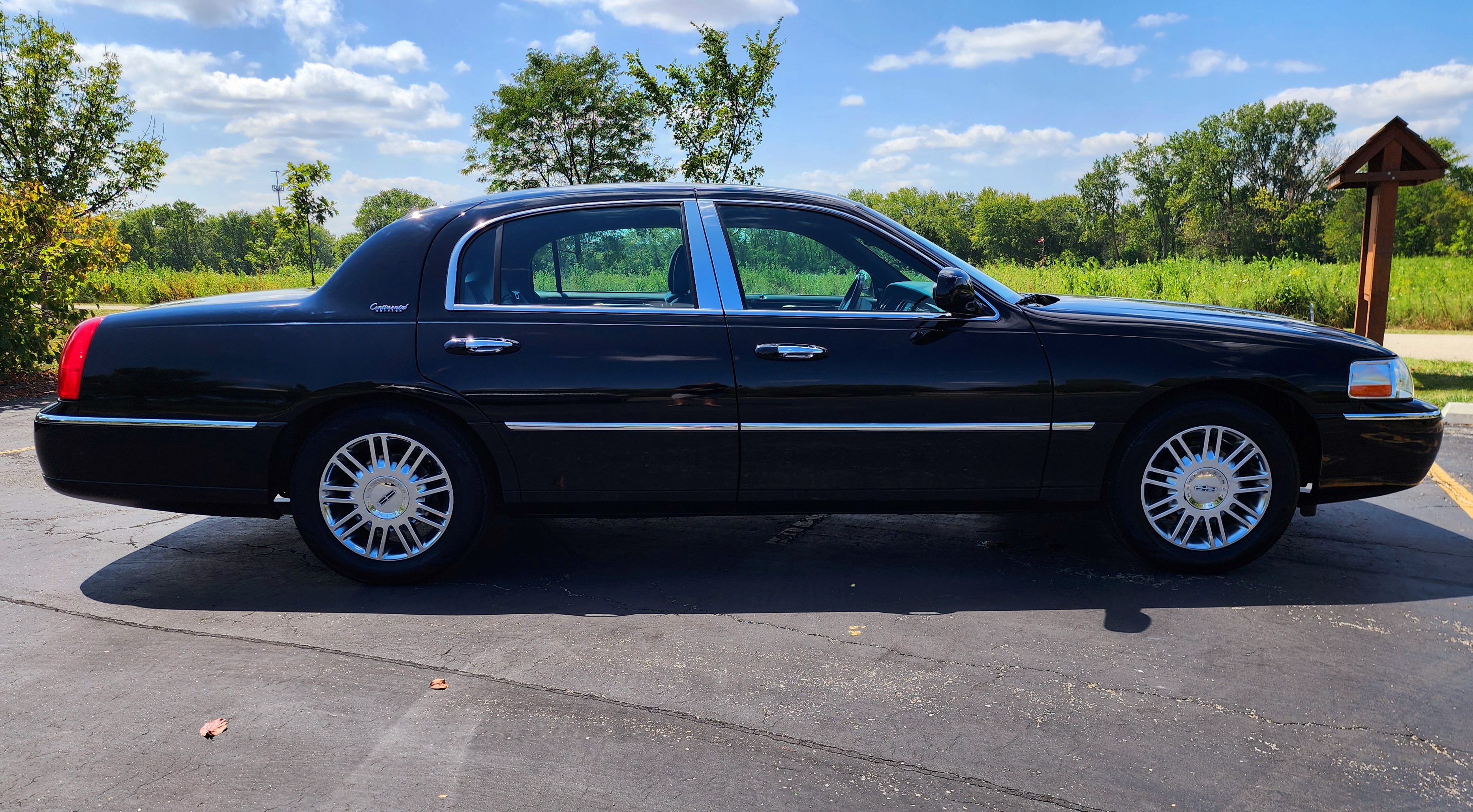 Used 2010 Lincoln Town Car Signature Limited RWD image 1