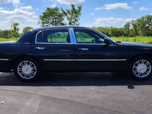 Used 2010 Lincoln Town Car Signature Limited image 1