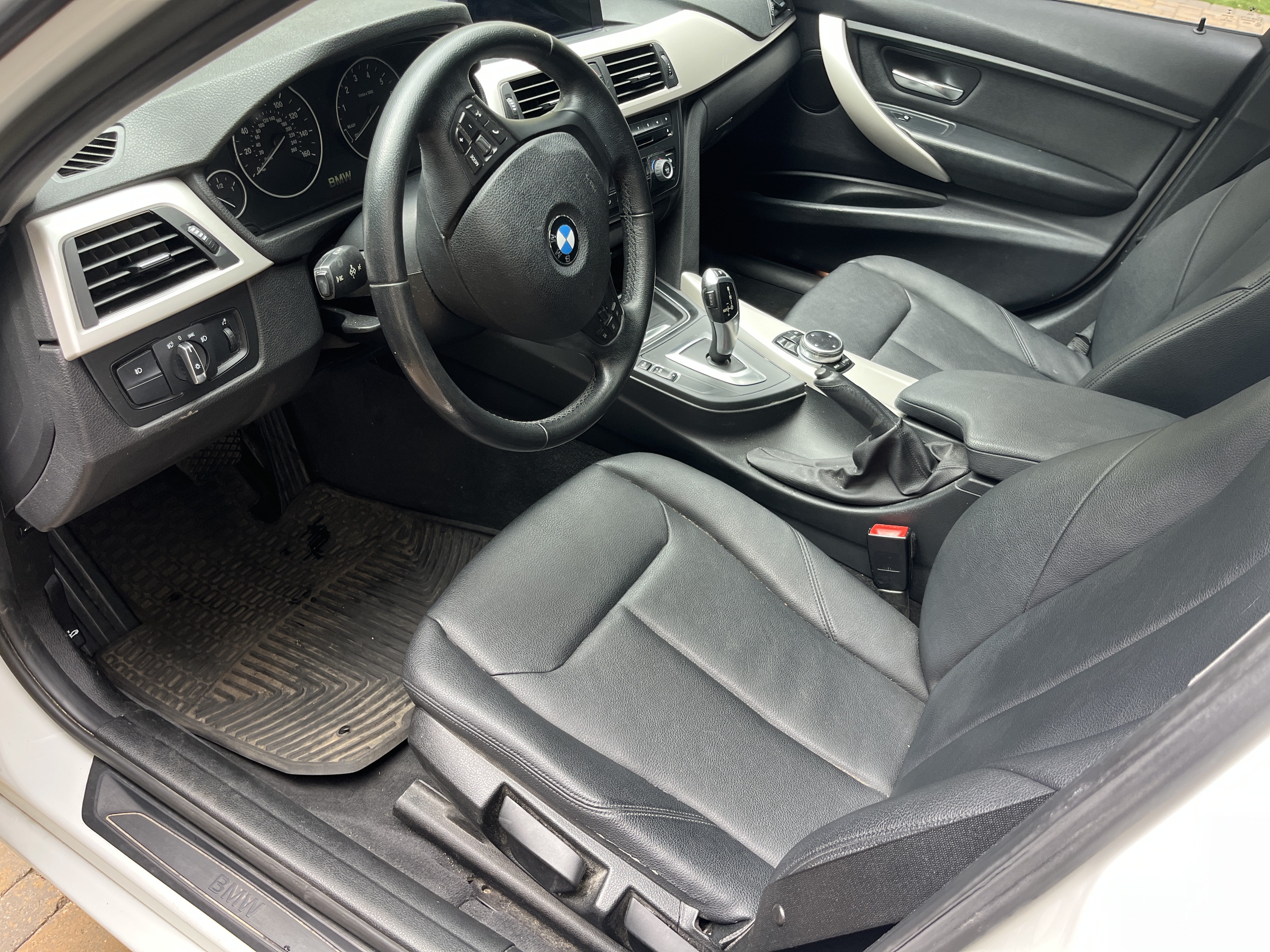 Used 2014 BMW 320i xDrive Sedan AWD/4WD image 5