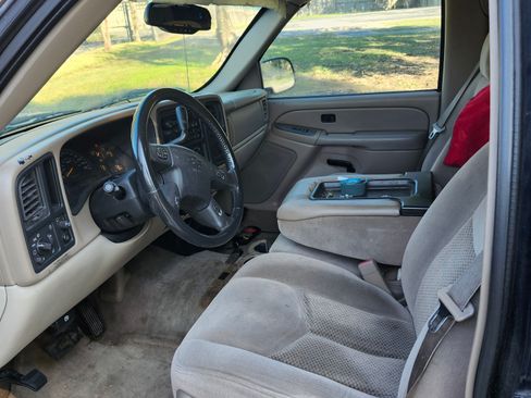 Used 2005 Chevrolet Suburban LS image 6