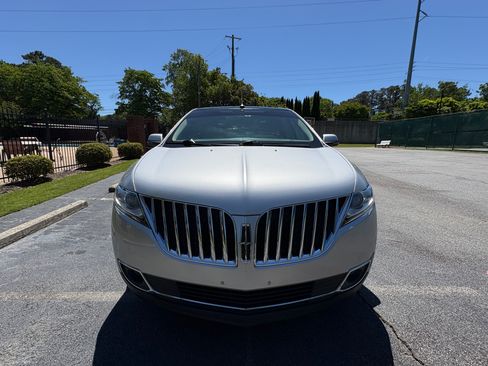 Used 2013 Lincoln MKX FWD image 2