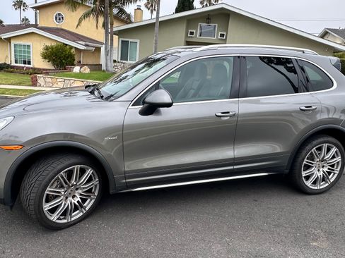 Used 2013 Porsche Cayenne Diesel AWD/4WD image 1
