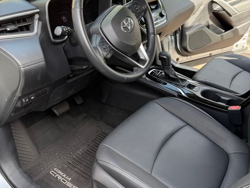 Used 2022 Toyota Corolla Cross XLE w/ Black Badges Package (TMS) image 10