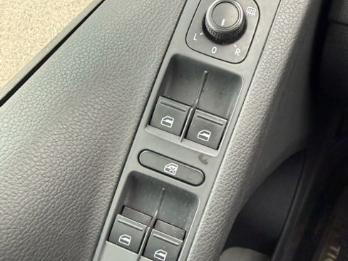 Used 2017 Volkswagen Tiguan Limited w/ Premium Package image 14