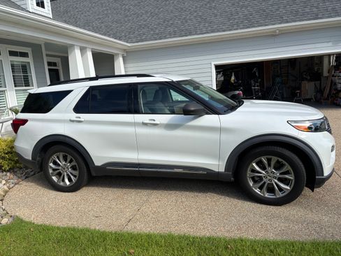 Used 2020 Ford Explorer XLT w/ Equipment Group 202A RWD image 4