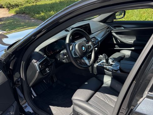 Used 2022 BMW 530i w/ M Sport Package RWD image 9