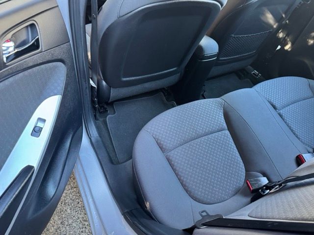 Used 2012 Hyundai Accent SE FWD image 12