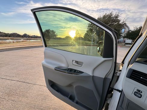 Used 2011 Toyota Sienna LE image 28