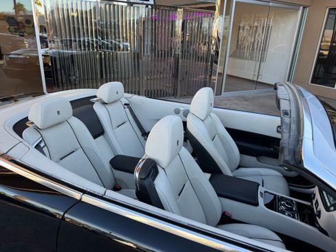 Used 2017 Rolls-Royce Dawn image 8