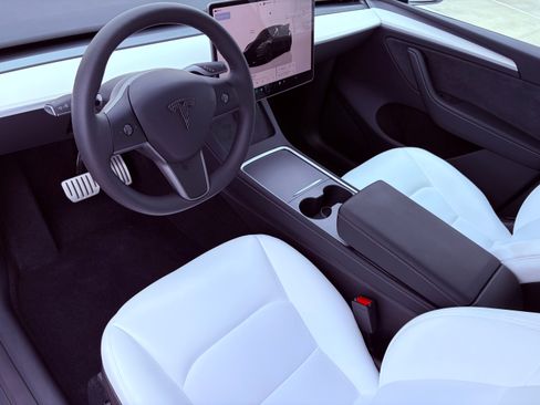 Used 2024 Tesla Model Y Performance image 2