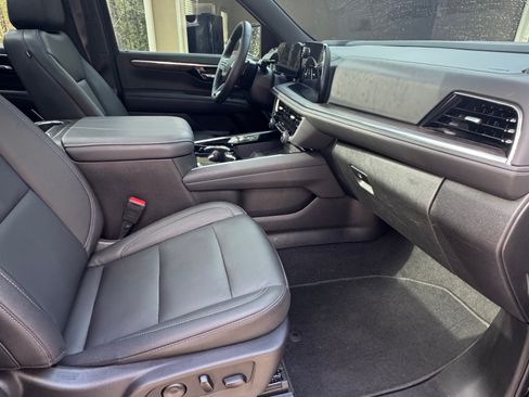 Used 2025 Chevrolet Suburban Z71 w/ Comfort Package image 12