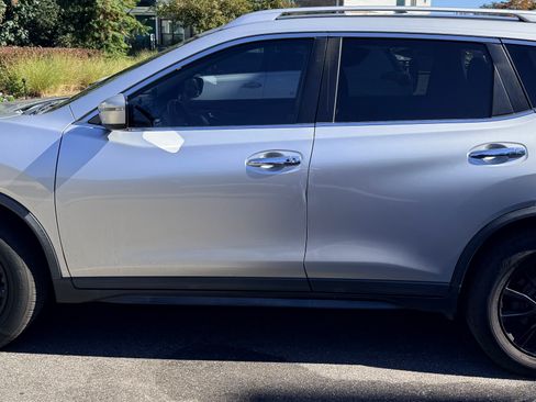 Used 2019 Nissan Rogue SV image 1