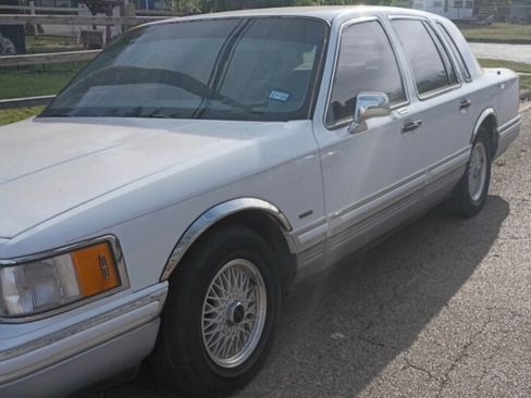 Used 1993 Lincoln Town Car Signature image 4