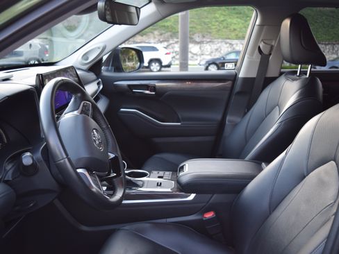 Used 2023 Toyota Highlander Limited image 10