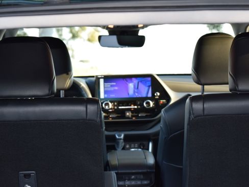 Used 2023 Toyota Highlander Limited image 12