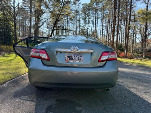 Used 2011 Toyota Camry XLE w/ SE/XLE Extra-Value Pkg image 9