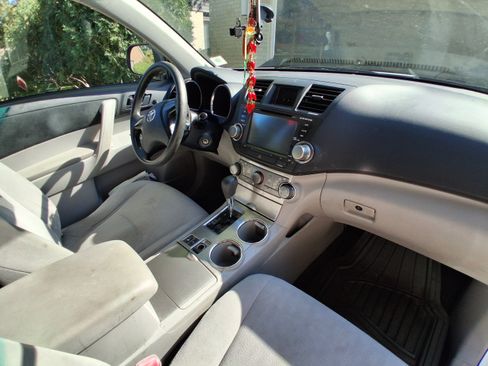 Used 2012 Toyota Highlander SE w/ Tow Pkg image 18