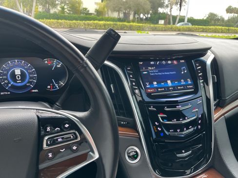 Used 2019 Cadillac Escalade Luxury image 12
