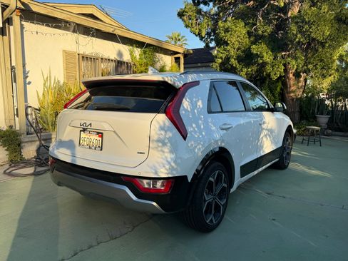 Used 2023 Kia Niro EX Touring image 8