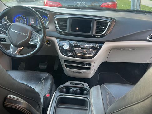 Used 2018 Chrysler Pacifica Touring-L FWD image 10