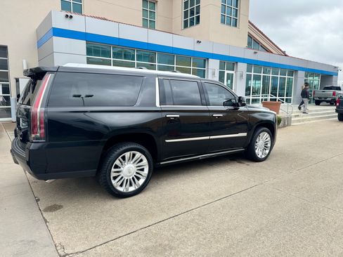 Used 2018 Cadillac Escalade ESV Platinum image 1