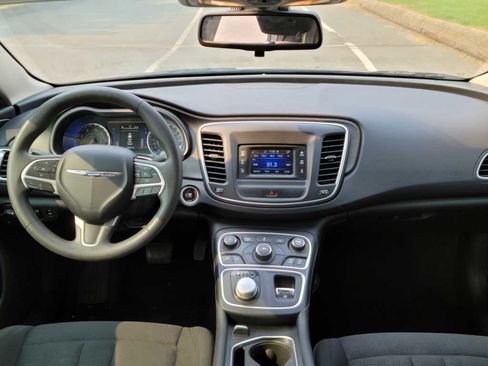 Used 2015 Chrysler 200 Limited image 10