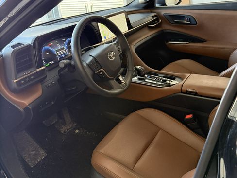 Used 2025 Toyota Crown Signia Limited Hybrid Sport Utility 4 image 11