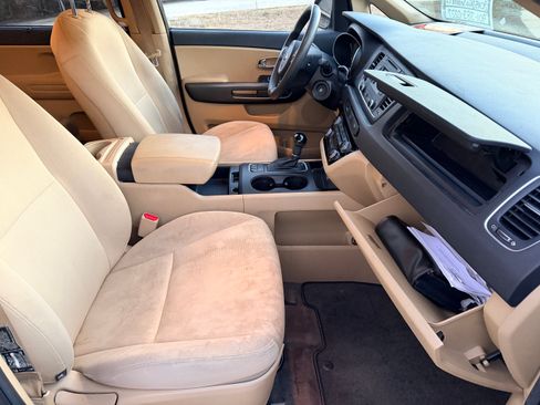 Used 2015 Kia Sedona LX w/ LX Convenience Package image 13