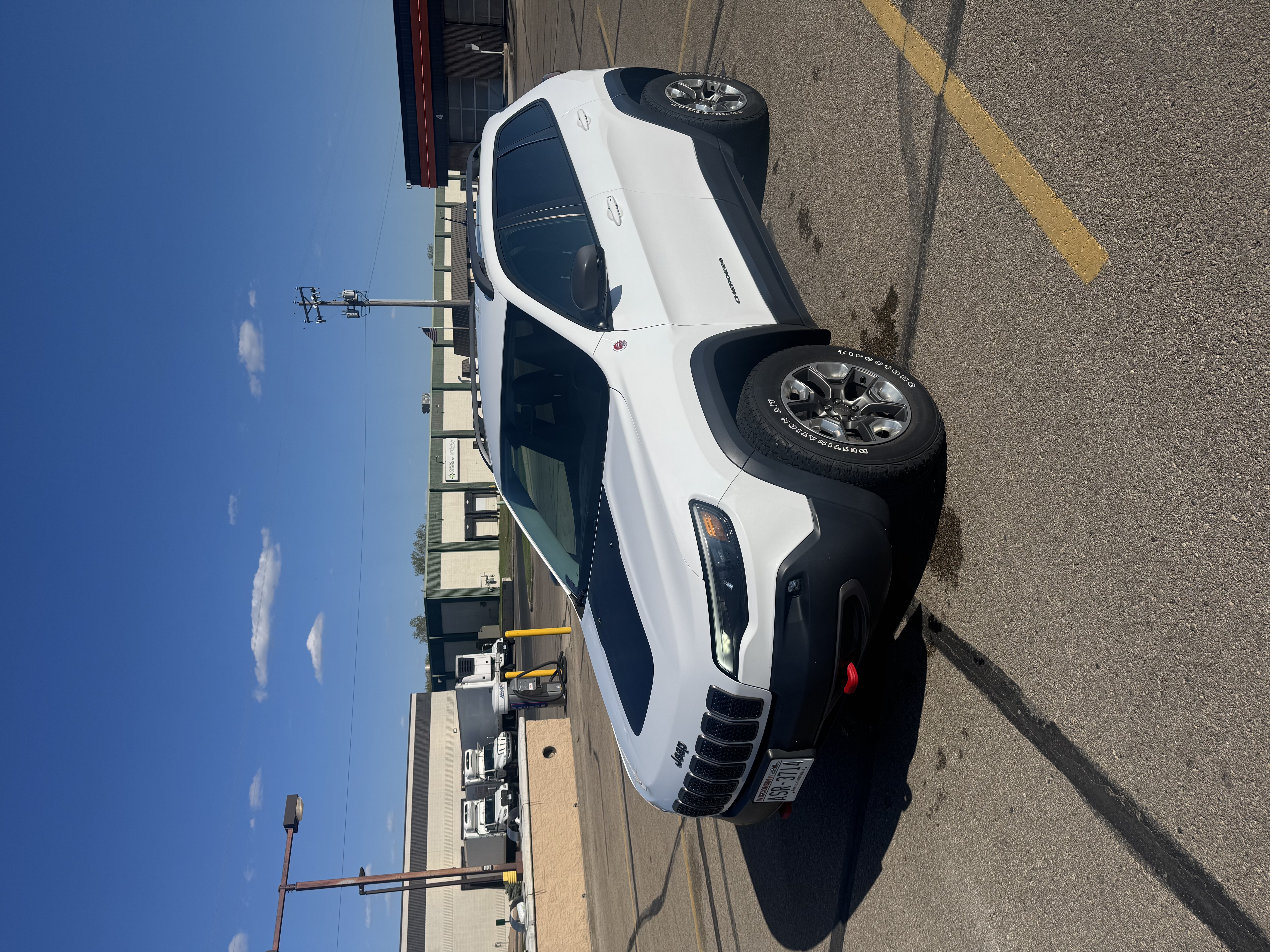 Used 2019 Jeep Cherokee Trailhawk w/ Cold Weather Group AWD/4WD image 6