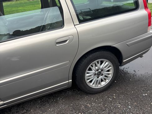 Used 2005 Volvo V70 2.4 FWD image 4